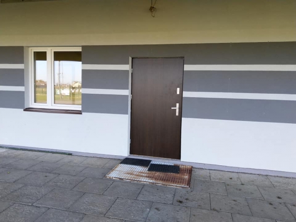 Wymiana drzwi i okien w budynku klubu Sęp Żelechów